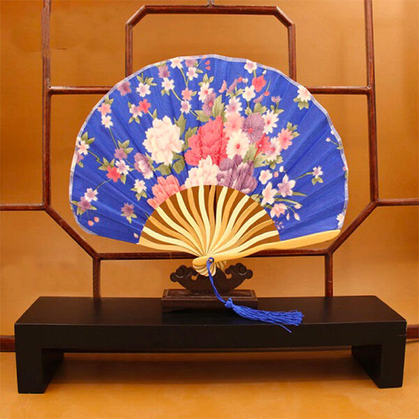 Eventail japonais traditionnel à fleur